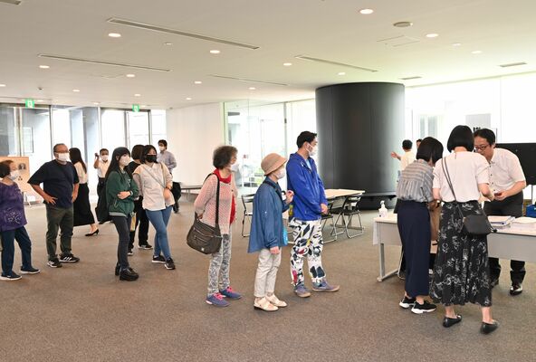 会場に入る招待者＝23日午前、宇都宮市竹下町