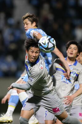 後半、相手選手と競り合う栃木ＳＣのＤＦ大森