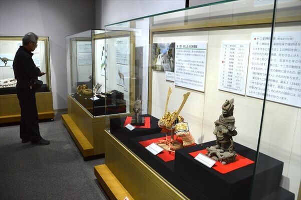 竜を乗せた神将像などが並ぶ企画展会場