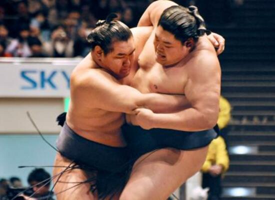 　決勝で阿炎（右）を下した豊昇龍＝両国国技館