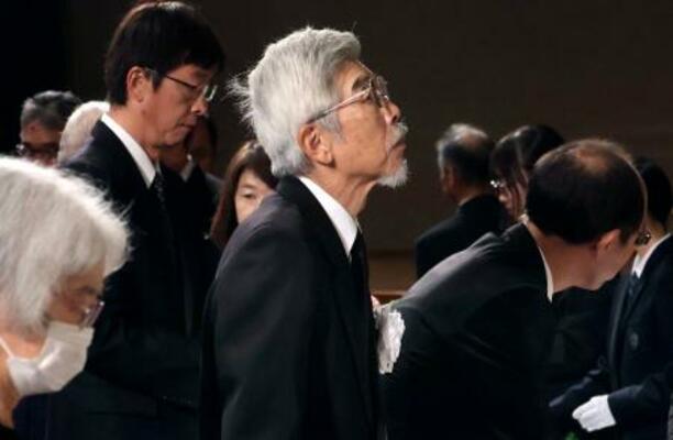 　遺族代表として合同追悼式に参列した小田部哲哉さん（中央）＝２日午前、鹿児島県鹿屋市