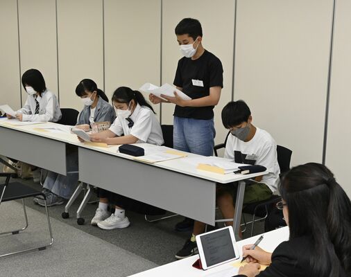 模擬裁判に参加する中学生ら＝８日午後、宇都宮市明保野町