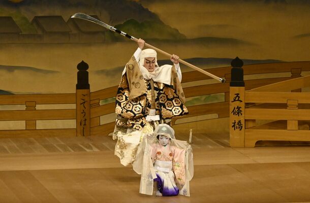 中村獅童さん、陽喜さん親子が演じた「橋弁慶」＝28日午後、県総合文化センター