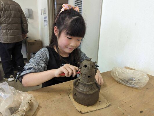 埴輪作りに挑戦する子ども