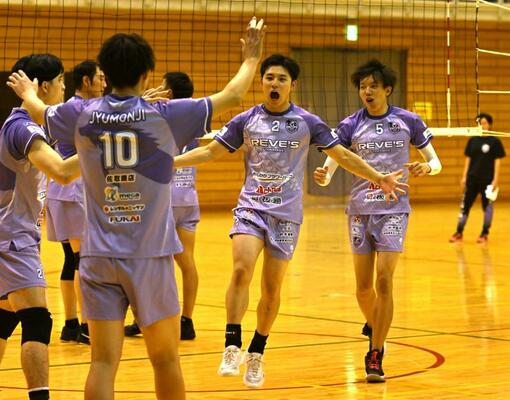 今季限りで引退するレーヴィスの藤巻主将（中央）＝２０２４年、ＤＡＩＫＹＯアリーナ佐野