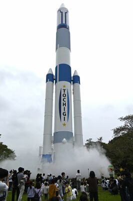 リニューアルされたロケット模型＝20日午前、宇都宮市西川田町