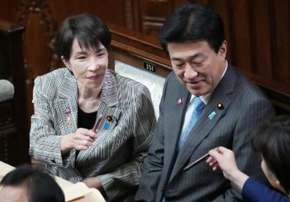 　高市首相（左）と木原官房長官＝１１月