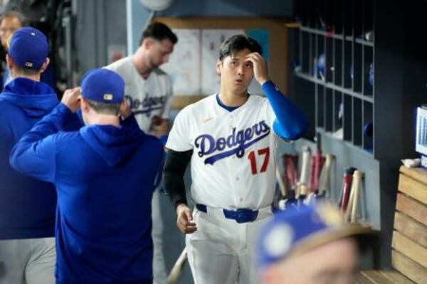 ダイヤモンドバックス戦の5回、二ゴロ併殺に倒れベンチに戻ったドジャース・大谷=ロサンゼルス(共同)