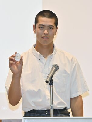くじを引く作新の選手