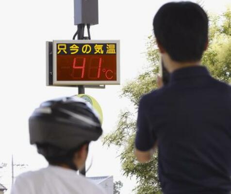 　気温「４１度」を示すＪＲ伊勢崎駅前の温度計＝８月５日、群馬県伊勢崎市