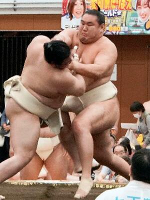 　春巡業で汗を流す豊昇龍（右）＝静岡県三島市