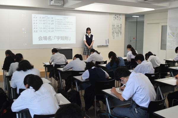 下野新聞模擬テストを受ける生徒たち＝16日午前、宇都宮短大付属高