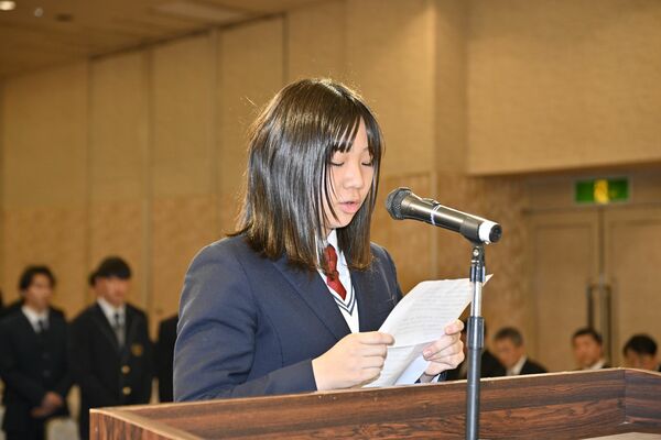 受賞者を代表し謝辞を述べる競泳の後藤（佐野日大）＝宇都宮市内