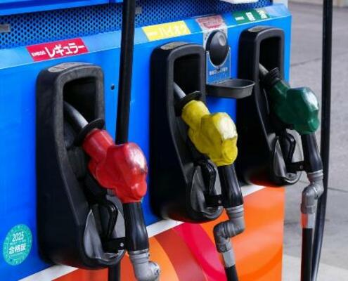 　ガソリンスタンドの給油ノズル＝東京都内