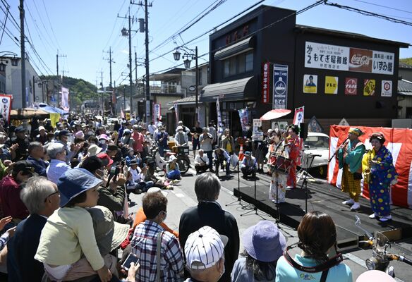 ランドオープンした第２もてぎ昭和館の横でパフォーマンスをするちんどん屋