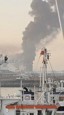 　ＵＡＥ東部フジャイラの石油産業地区で無人機攻撃後に立ち上る煙（４日公開のソーシャルメディアから、ロイター＝共同）