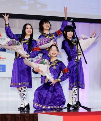 「第54回ベストドレッサー賞」の発表・授賞式でポーズをとる「新しい学校のリーダーズ」のメンバー=26日午後、東京都渋谷区