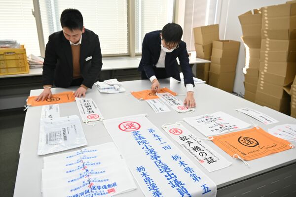 「七つ道具」を点検する県選管の職員＝25日午後、県庁