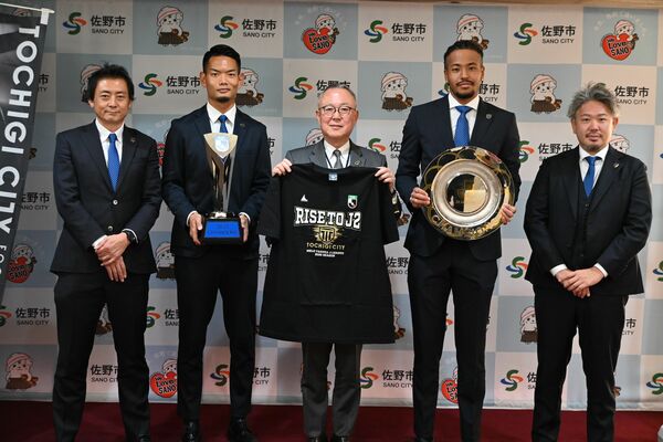 金子市長(中央)を表敬訪問した栃木シティの選手ら