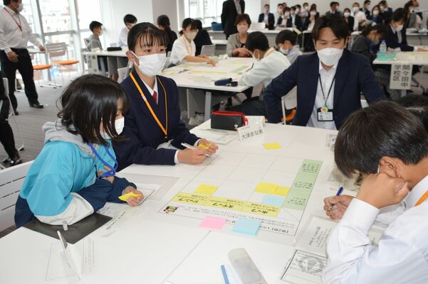 いじめ撲滅のためにできることを話し合う児童生徒ら