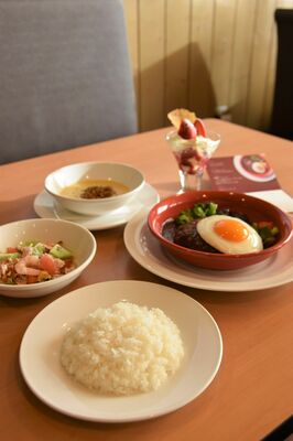 県産コシヒカリのライスと「感動ハンバーグコース」の料理