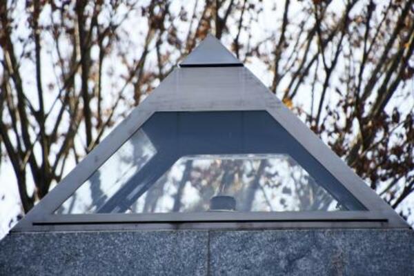 　福岡県八女市の「平和の塔」にともる広島原爆の「残り火」