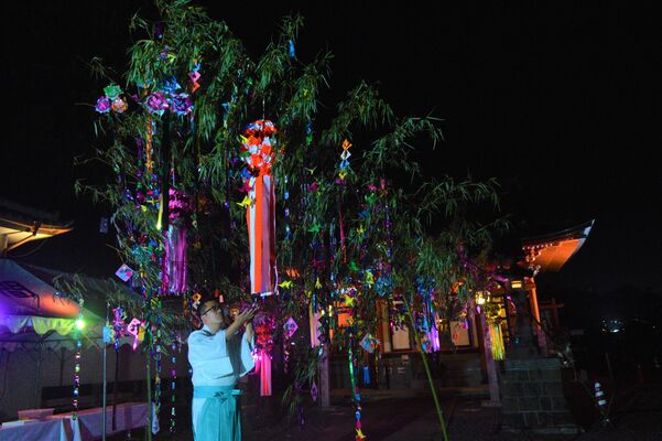 浅間神社で行われている七夕飾りのライトアップ