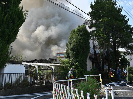 煙を上げる住宅火災現場＝25日午後２時25分、鹿沼市樅山町