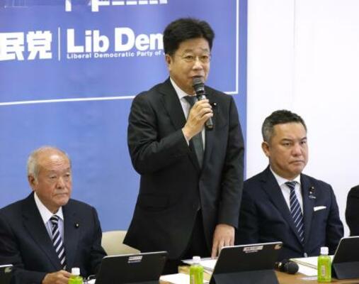 自民党の政治制度改革本部などの合同会議であいさつする加藤勝信本部長(中央)=3日午後、東京・永田町の党本部
