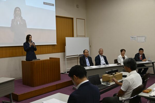 参院選での協力に謝辞を述べる板津氏（左）＝11日夜、宇都宮市明保野町