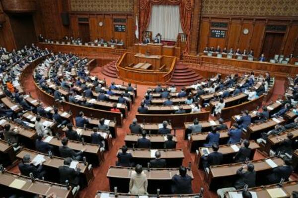 改正環境省設置法を可決、成立した参院本会議=15日午前