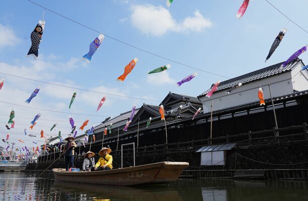 巴波川に飾られたこいのぼり