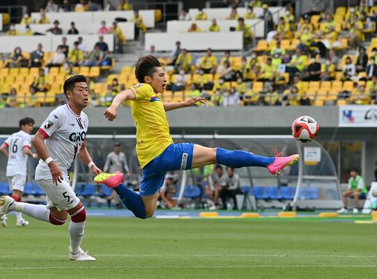 後半22分、栃木ＳＣのＦＷ根本が勝ち越しゴールを奪う＝カンセキスタジアムとちぎ