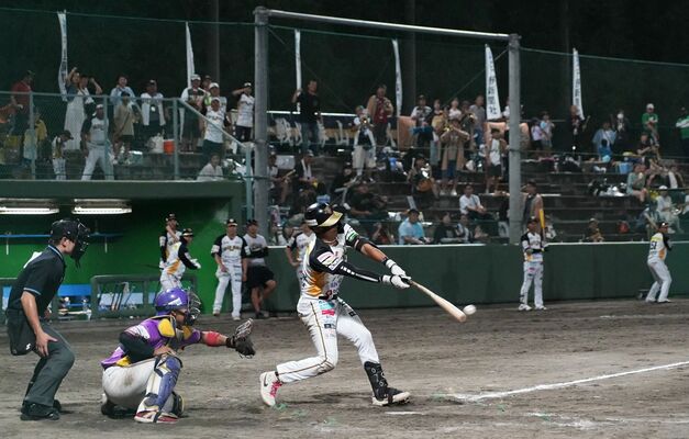 ８回に適時打を放つダッタ＝13日午後８時35分、小山運動公園野球場、橋本裕太撮影