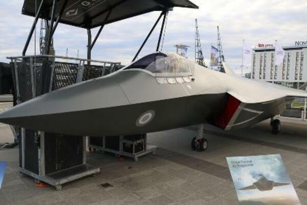 日本、英国、イタリアが共同開発する次期戦闘機の模型=2025年9月、ロンドン(共同)
