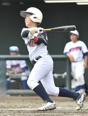 ３回、逆転の２点ランニング本塁打を放つ大平南中央クラブの江浦＝宮原