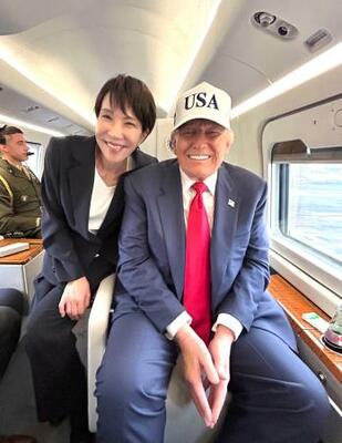 　高市首相のＸ（旧ツイッター）に投稿された、トランプ米大統領と「マリーンワン」の機内で笑顔を見せるツーショット写真