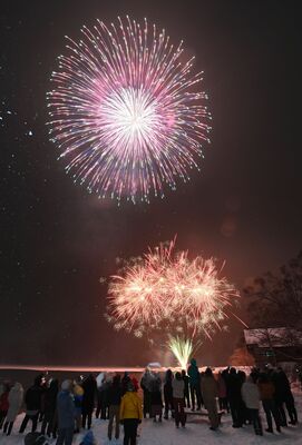 湯ノ湖の湖畔に打ち上げられた大輪の花火＝４日午後７時40分、日光市湯元（超広角レンズ使用、13秒間露光）