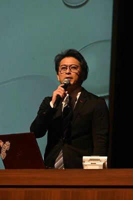 講演する山口さん＝22日夜、宇都宮市本町