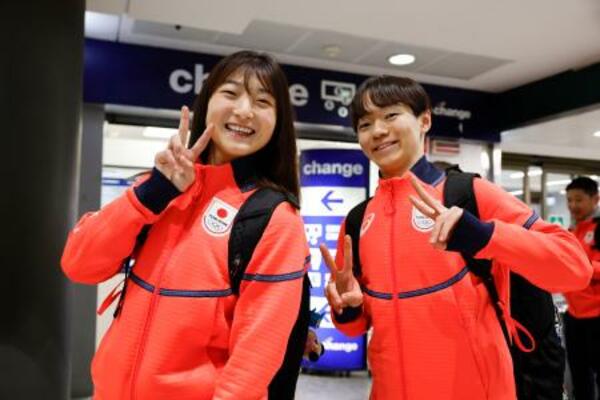 イタリア・ミラノのマルペンサ空港に到着した坂本花織(左)と鍵山優真=29日(共同)