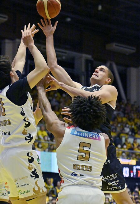 第３クオーター３分、ブレックスのエドワーズ（右）がシュートを決める＝ブレックスアリーナ宇都宮、加藤竜矢撮影