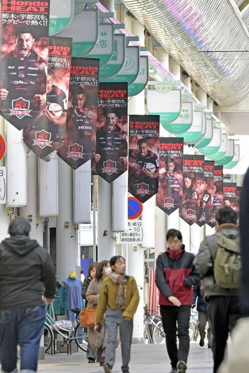 ホンダヒートのフラッグがずらりと並ぶオリオン通り＝21日午後０時10分、宇都宮市江野町