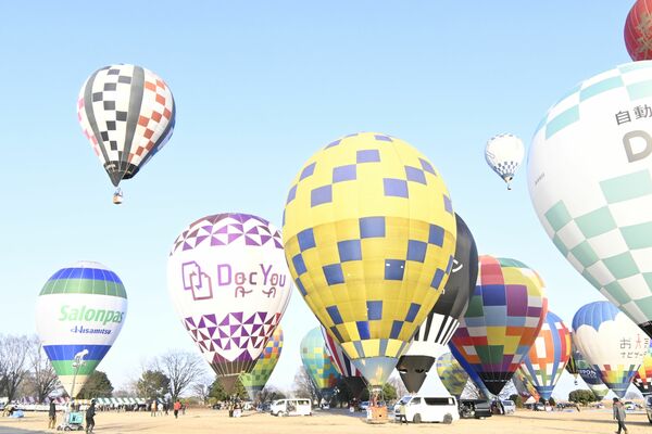 競技が始まり、次々に飛び立つ熱気球