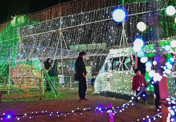 白と緑の電飾で南摩ダムの堤体や山々を表現したイルミネーション