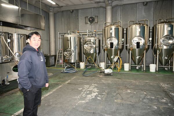 グアムから持ち帰った醸造所の設備を案内する石井さん＝足利市
