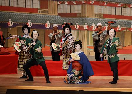 「勢獅子」で芸者を演じる片岡市也(前列中央、国立劇場提供)