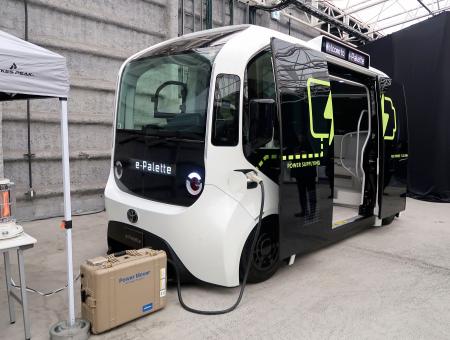 　災害時の給電などを想定した「イーパレット」の活用例＝２７日午前、東京都内