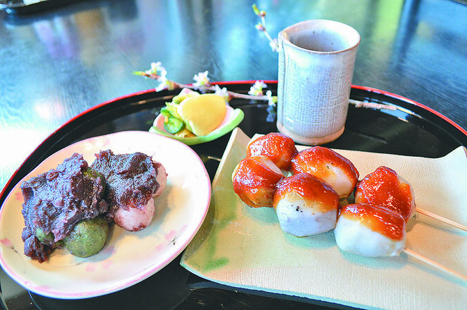 手作りにこだわった「いもぐし」(右)と「だんご」(草だんごは季節限定)