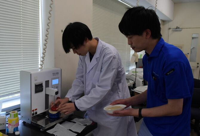 専用の機械を使用し、皮の食感を分析する実験