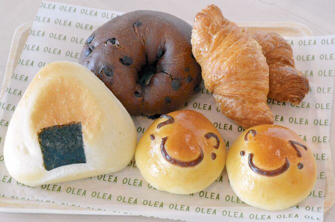 「スマイルチョコパン」（108円、右下）など、口溶けがよく小さい子も食べやすいパン